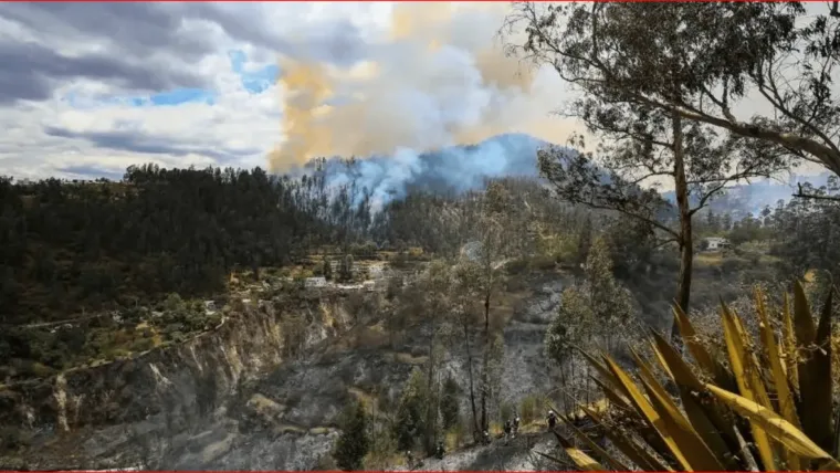 Dos incendios forestales en Quito movilizan a cerca de 70