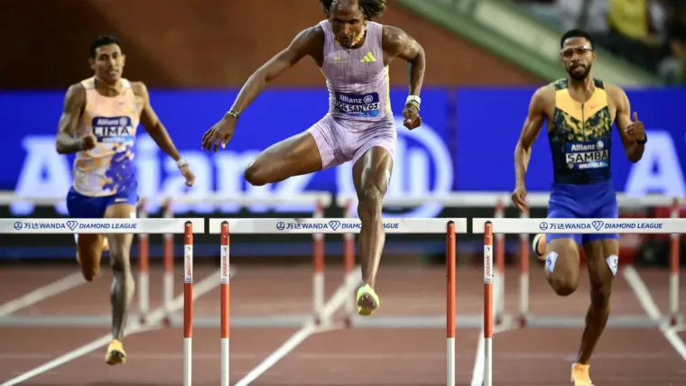 El brasileño Alison dos Santos gana los 400 m vallas en Bruselas