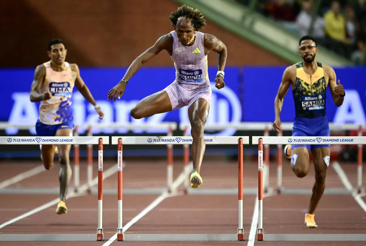 El brasileño Alison dos Santos gana los 400 m vallas en Bruselas