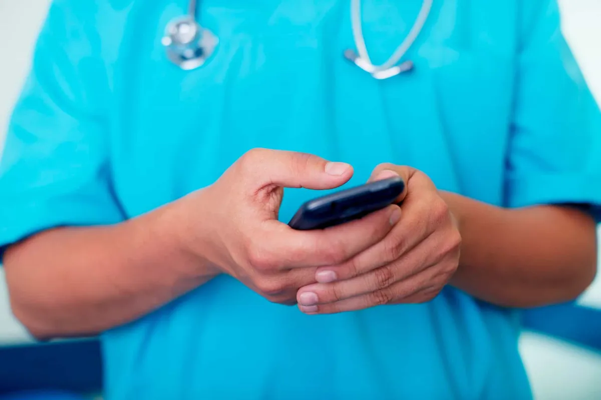 El Código Penal no prohíbe WhatsApp, pero cambia la relación entre médicos y pacientes