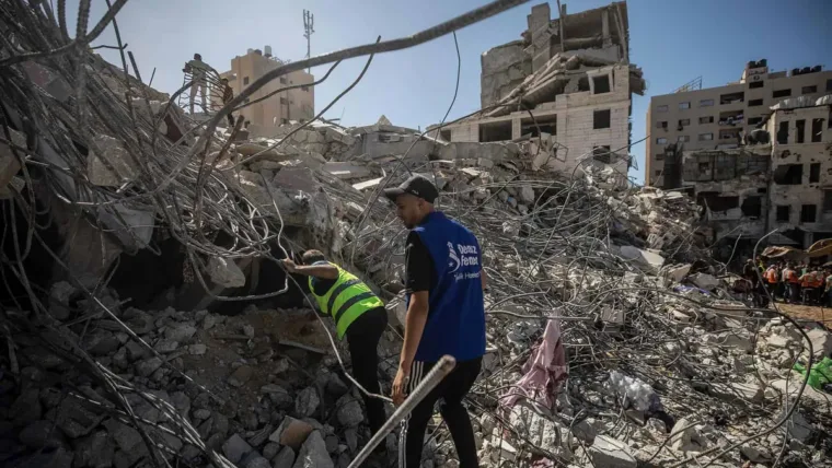El edificio derrumbado en Gaza, uno de los 2,000 a borde del