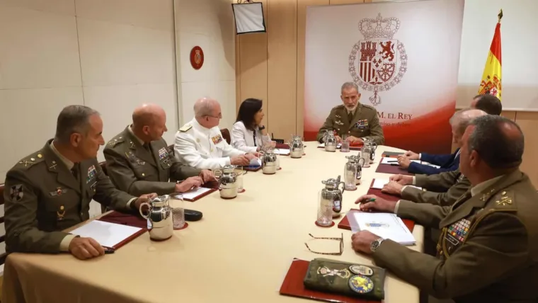 El rey de España examina con el Gobierno y los militares la