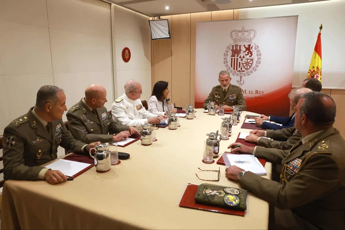 El rey de España examina con el Gobierno y los militares la defensa de Ceuta