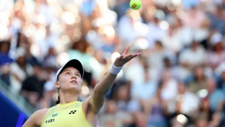 Elena Rybakina superó a Naomi Osaka y pasa a cuartos de final