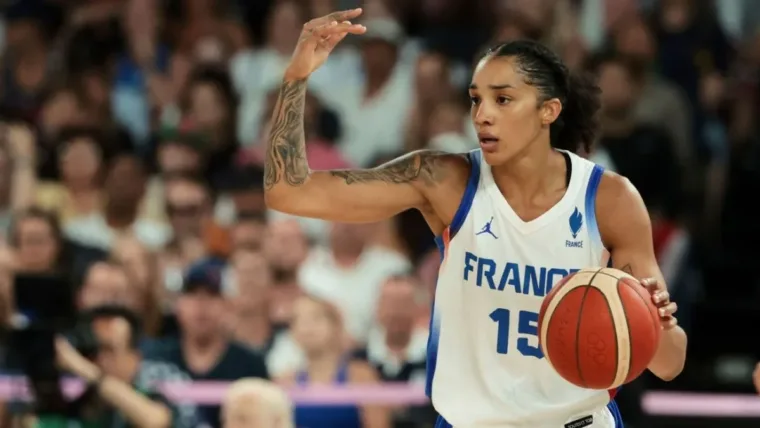 Francia establece un récord de triples para un partido con 22