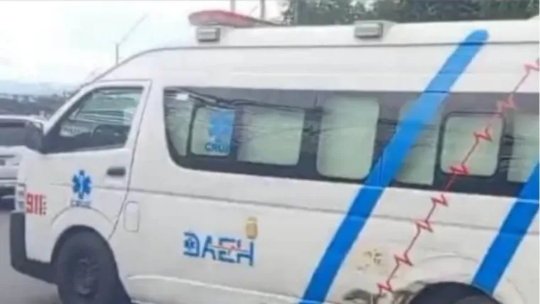 Motorista resulta herido tras accidente entre ambulancia y