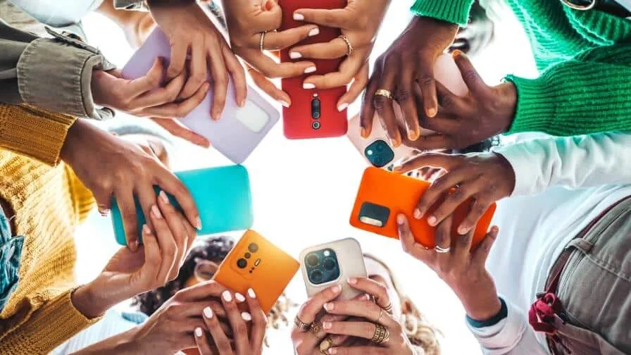 En RD existen casi tantas líneas de celulares como cantidad