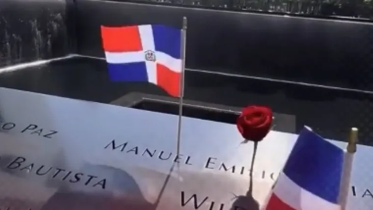 Entre banderas y rosas, los dominicanos recuerdan a sus