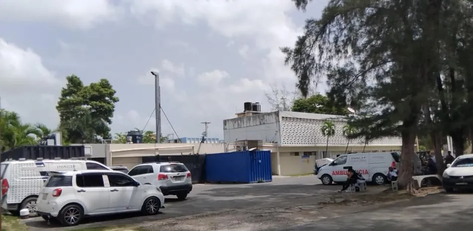 Entre lágrimas, familiares esperan en el Inacif el cuerpo de Alexis Diddy Glow