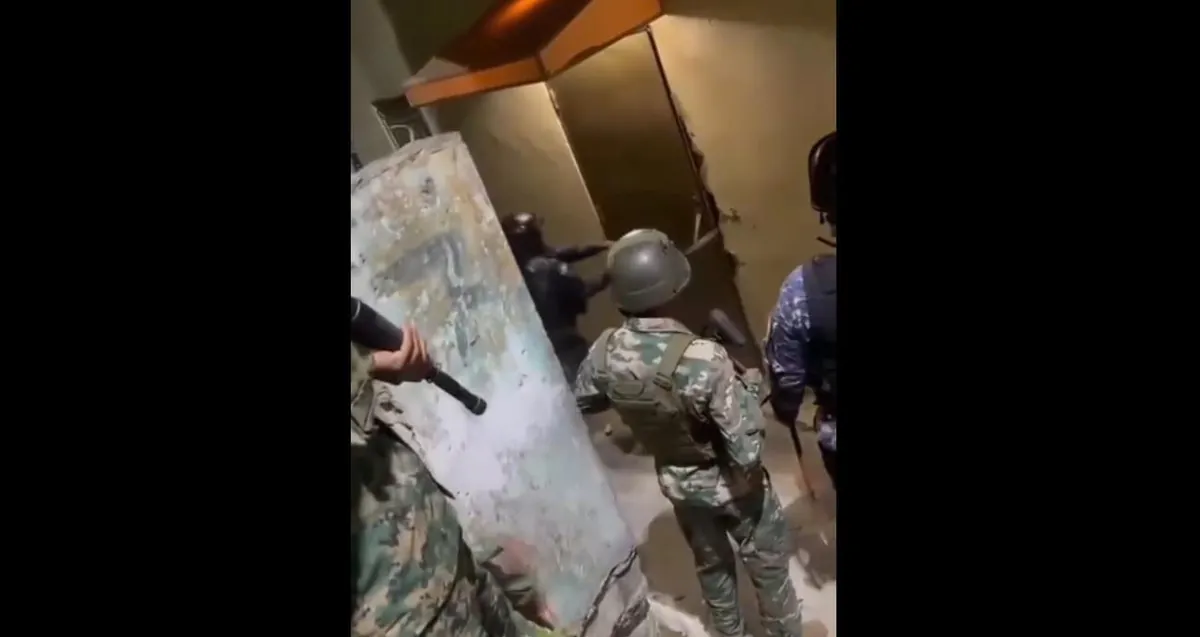 Envían a prisión hombre acusado de intentar matar a mujer rescatada por policías tras romper puerta