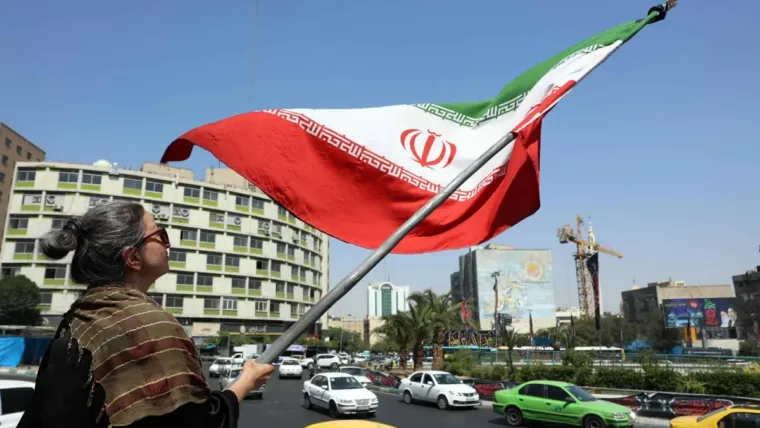 Estados Unidos impone sanciones a todo el sector aéreo iraní