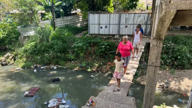 Falta de puente en Las 800 junto a aguas negras y basura en