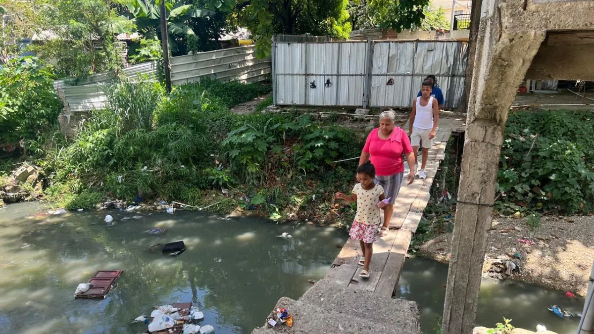 Falta de puente en Las 800 junto a aguas negras y basura en cañada amenazan con desatar una tragedia