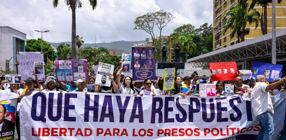 Familiares de presos políticos venezolanos entregan documento en la presidencia
