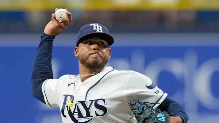 Freddy Peralta lanza cinco entrada en blanco y Tampa mantiene