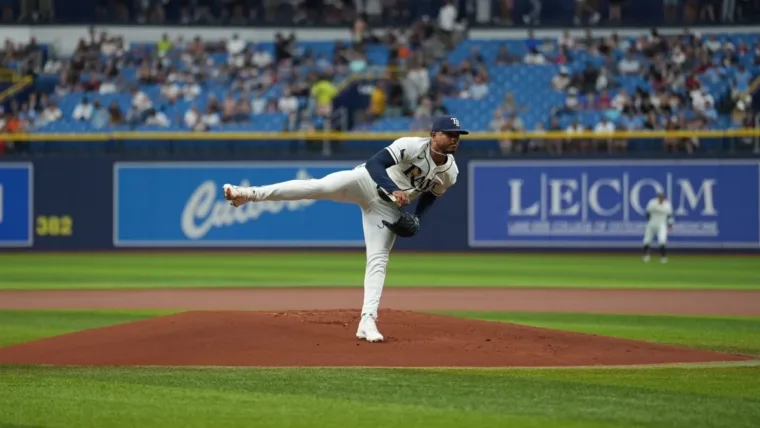 Freddy Peralta vuelve a dominar y Rasys barrieron a los Astros