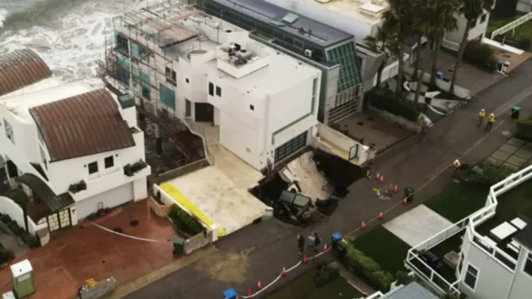 Fuerte oleaje en Malibú abre un gran cráter en la entrada de