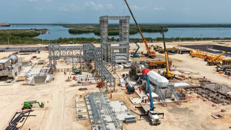 Funcionarios recorren el proyecto Manzanillo Gas & Power y
