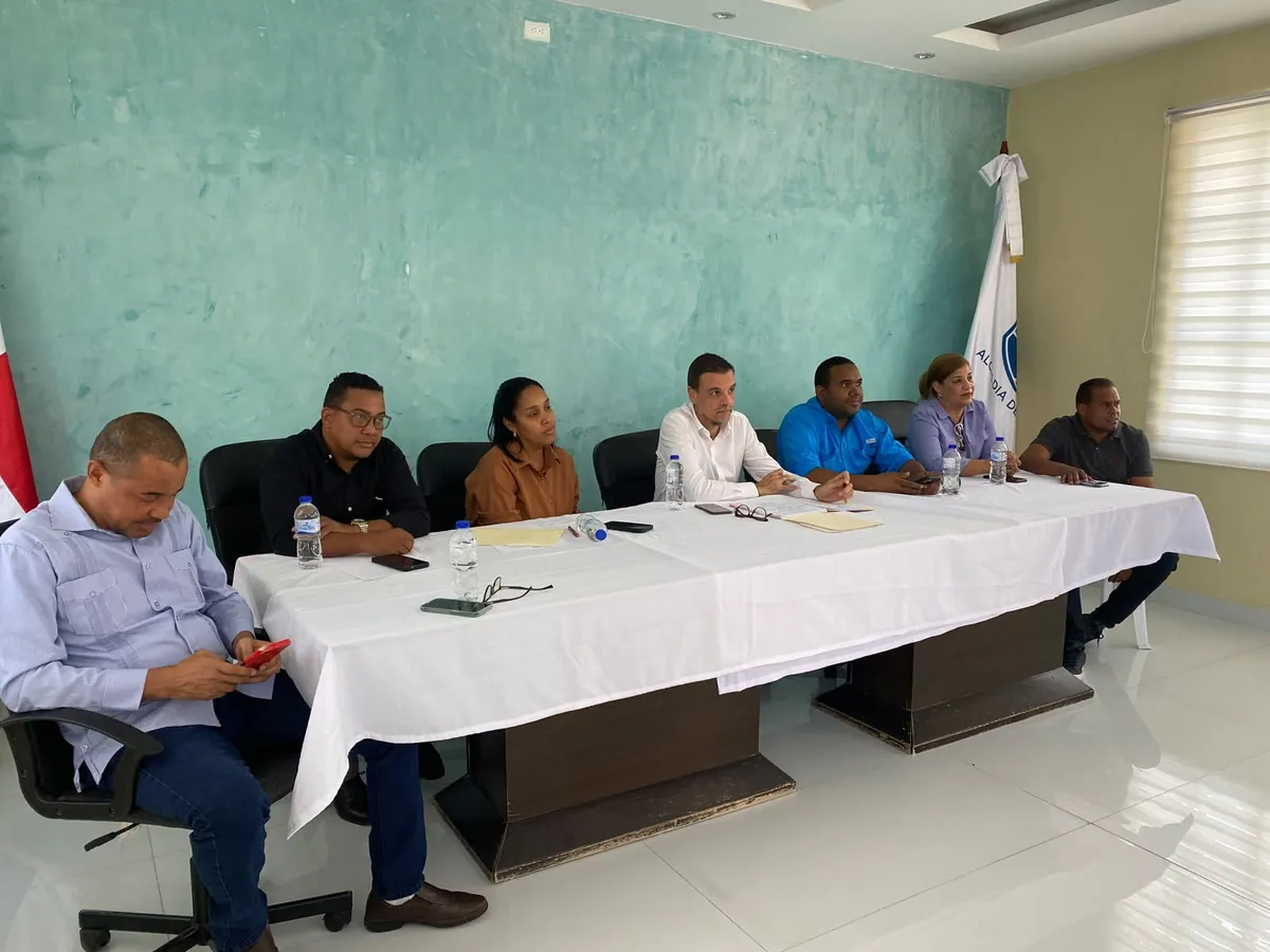 Gobernación Bahoruco coordina encuentro comunitario con gerente general de Edesur