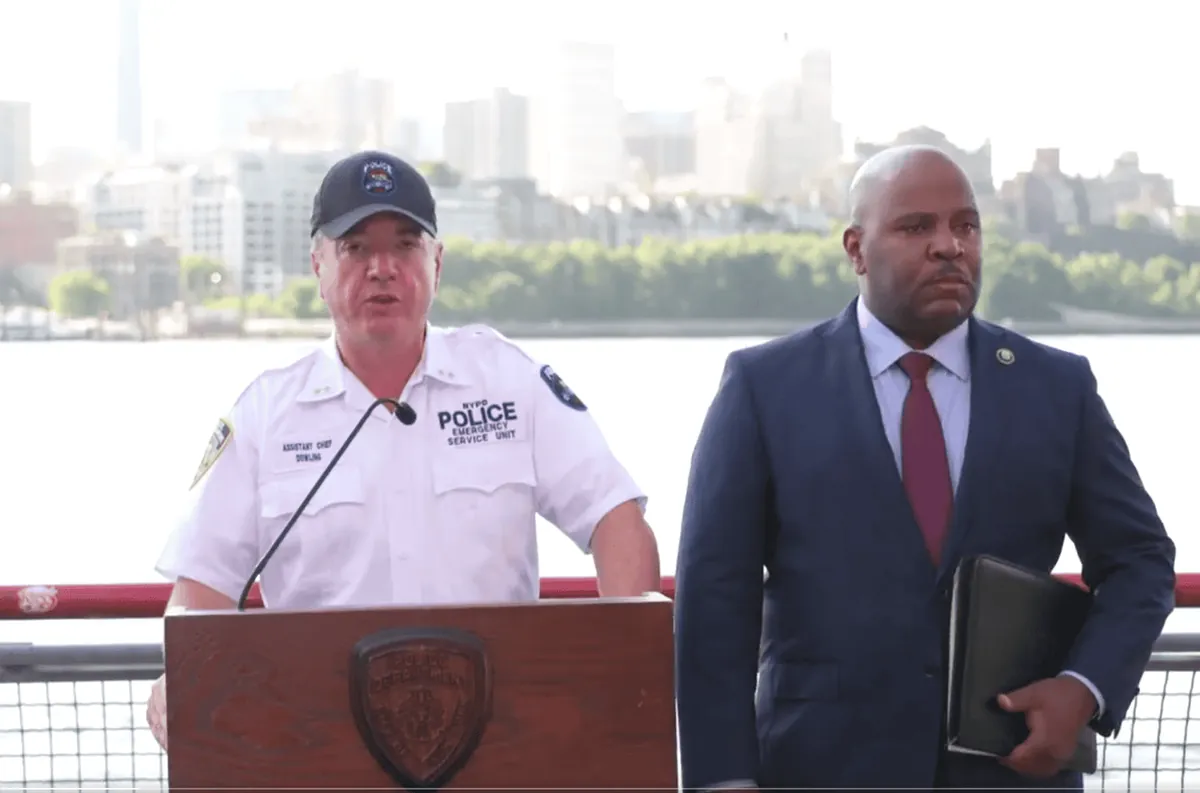 Hombre armado con cuchillo muere tras ser baleado por policías en el puente de Brooklyn