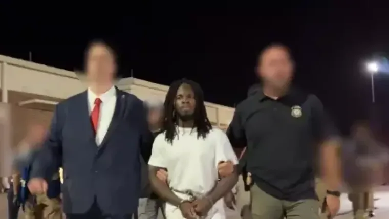 ICE deporta a un haitiano que se hizo viral por gritar “Biden