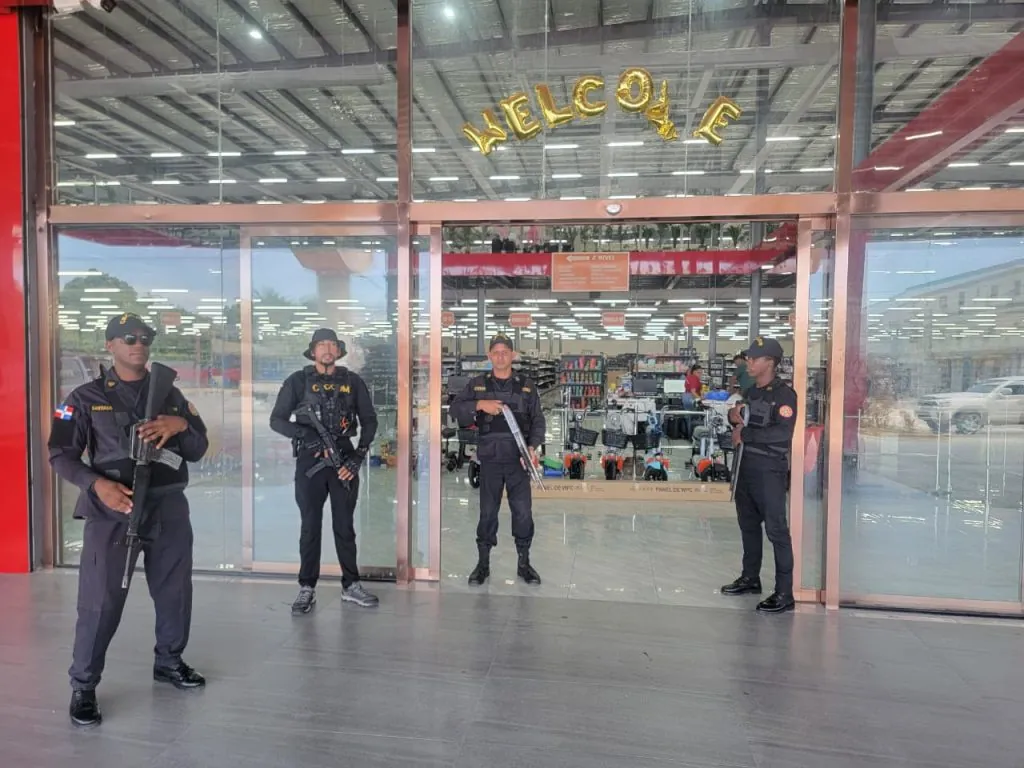 Incautan más de 5,800 mercancías ilícitas en comercios chinos de Santiago
