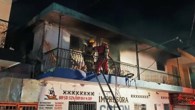 Incendio afecta una mueblería en Santiago