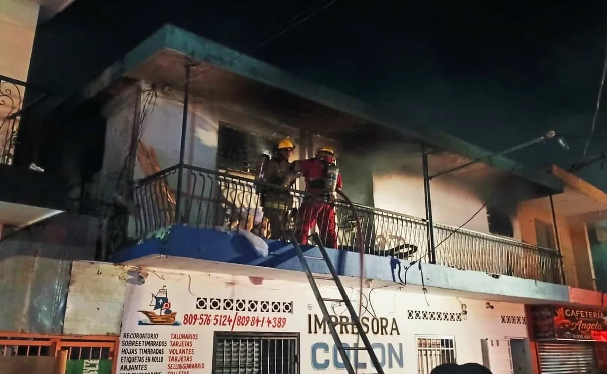 Incendio afecta una mueblería en Santiago