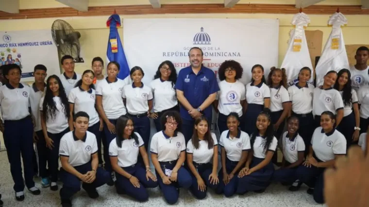 Inefi entrega utilería deportiva y reacondiciona canchas en