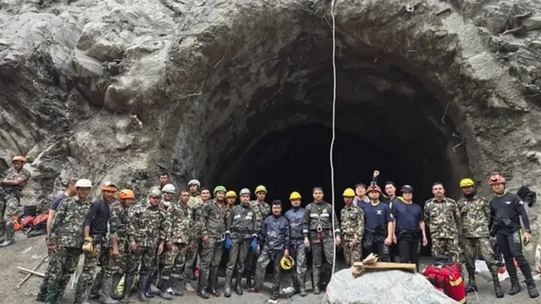 Intensifican el rescate de 900 atrapados en túneles