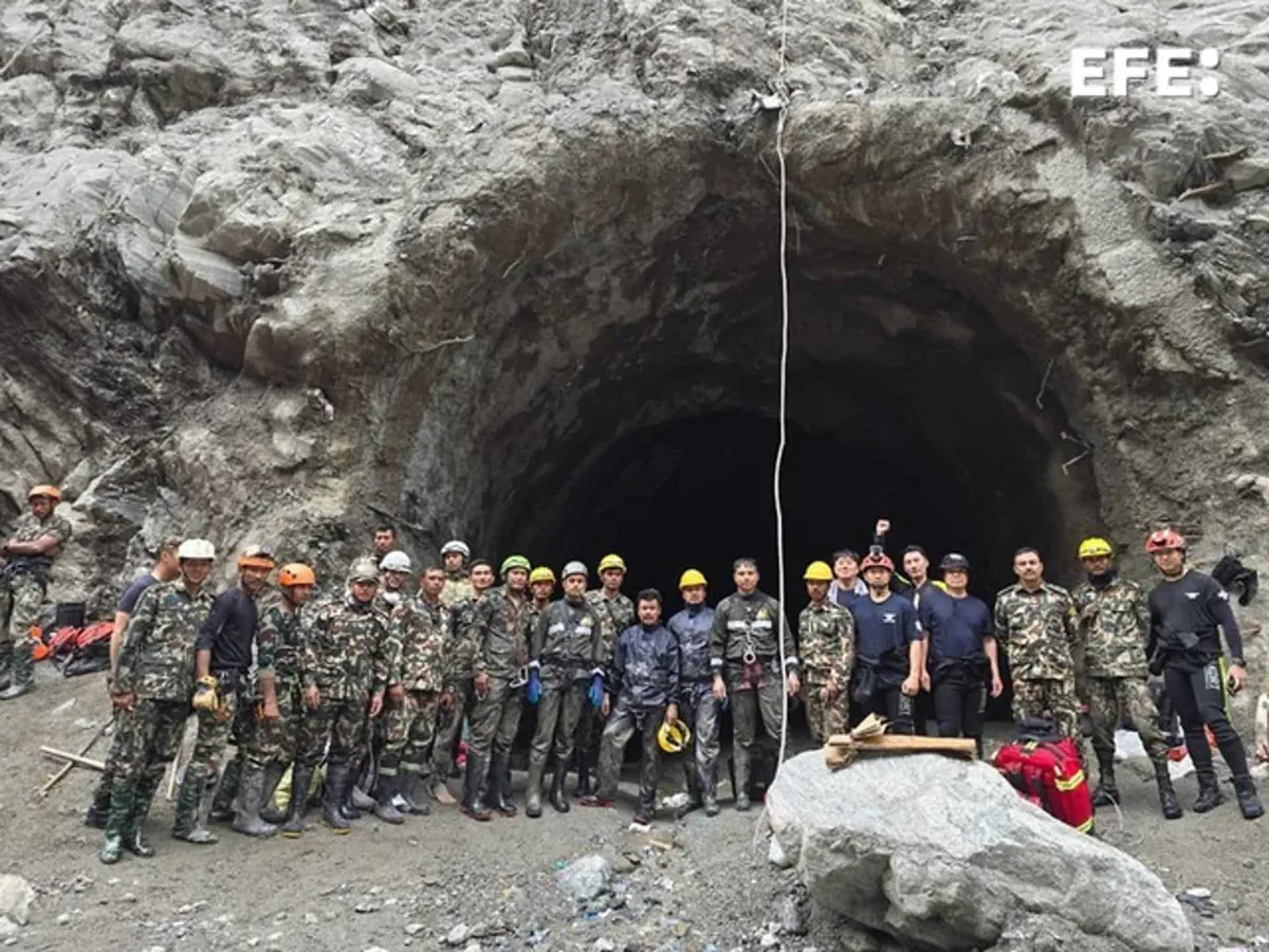 Intensifican el rescate de 900 atrapados en túneles hidroeléctricos de Nepal por la riada