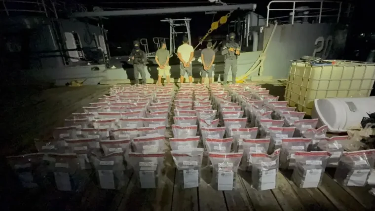 Intervienen narcolancha con 595 paquetes de cocaína en las