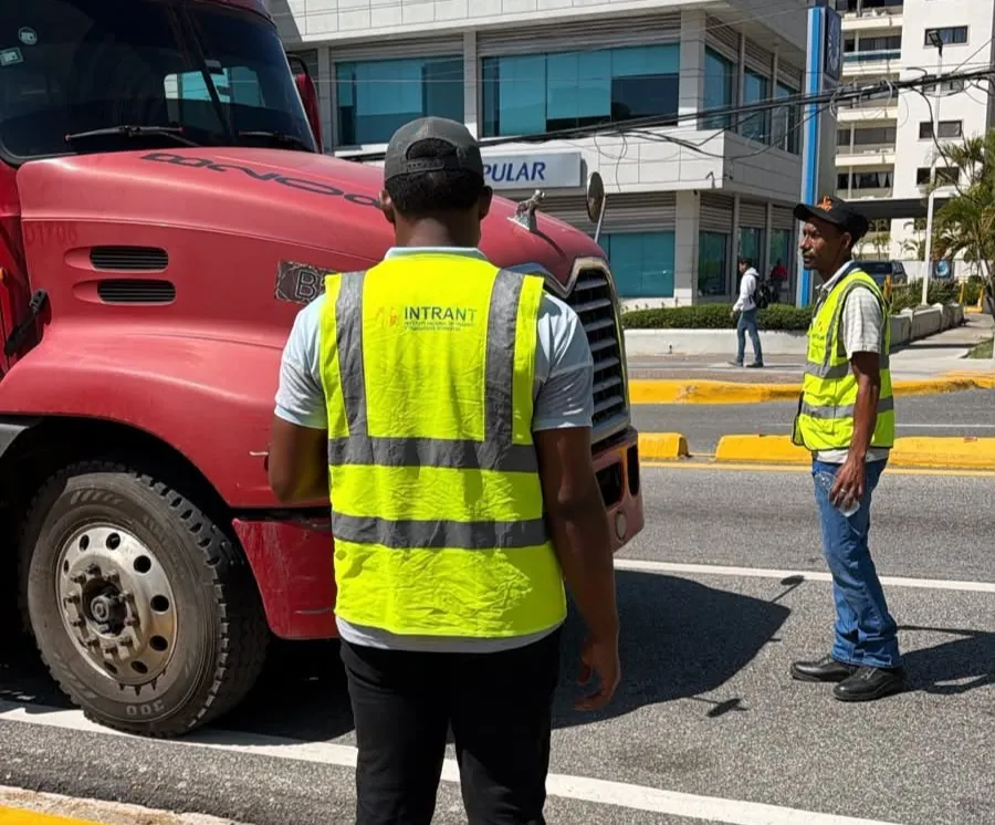 Intrant retiene 54 vehículos por violaciones a la Ley 63-17 durante operativos en Santo Domingo