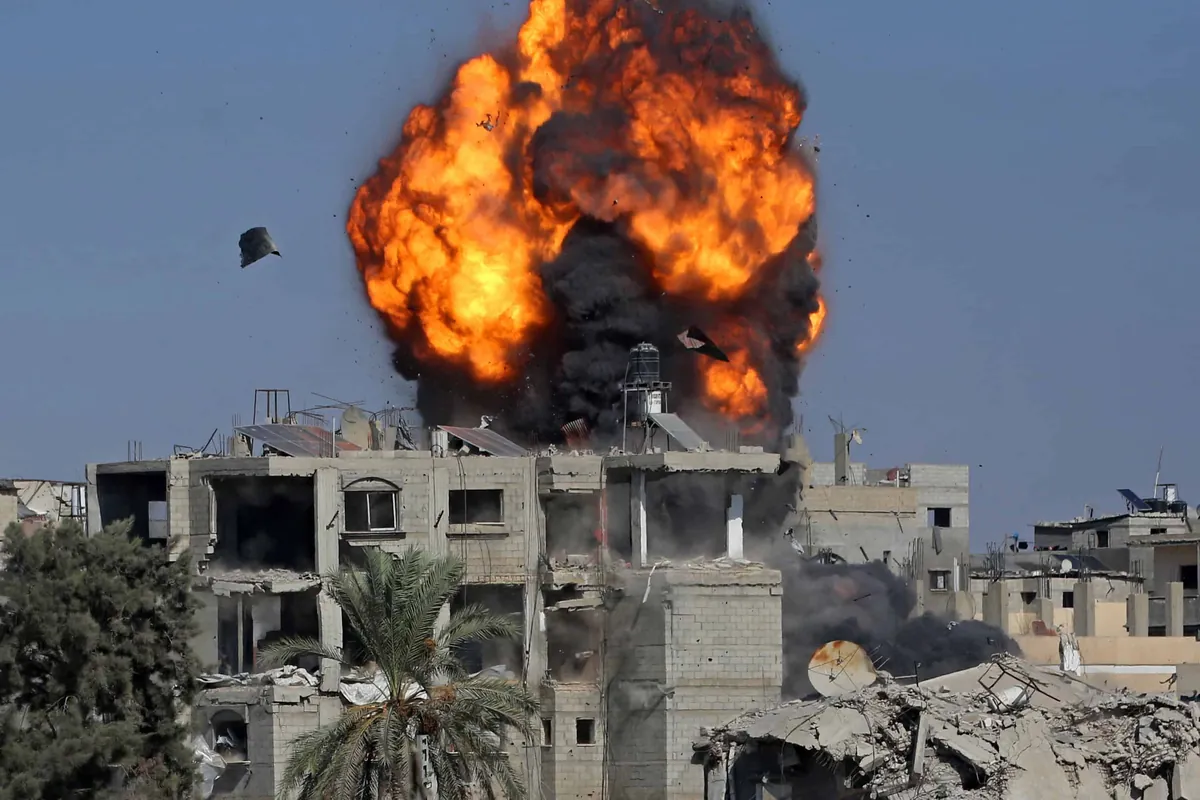 Israel mata a dos palestinos en un ataque aéreo contra el suroeste de la ciudad de Gaza