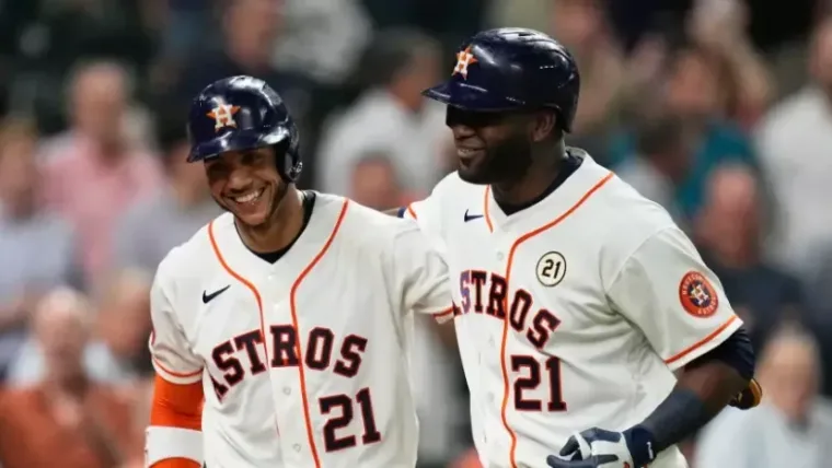 Jeremy Peña, dos, y Yordan Álvarez pegan jonrones, Astros