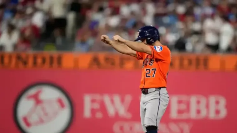 José Altuve, con doble a Cristopher Sánchez, llega a los 2
