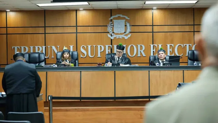 La JCE defiende a capa y espada el veto de encuestas