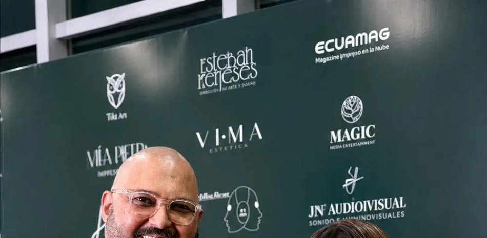 Leo Suberví recibe galardón como Mejor Orquesta para Fiestas, en Premios Lawa celebrados en Ecuador
