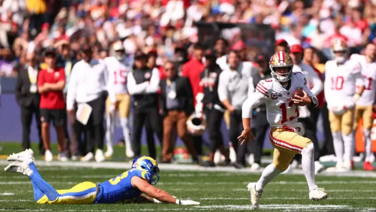 Los 49ers devoran a los Rams ante 100,021 espectadores en