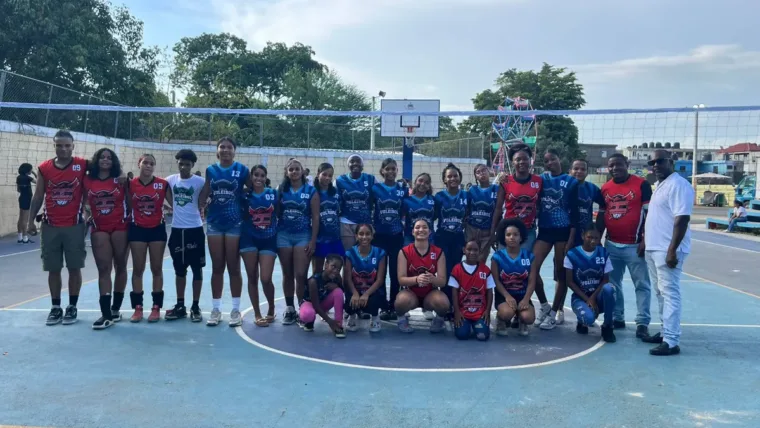 Ludwig Álvarez entrega utilería deportiva y uniformes a