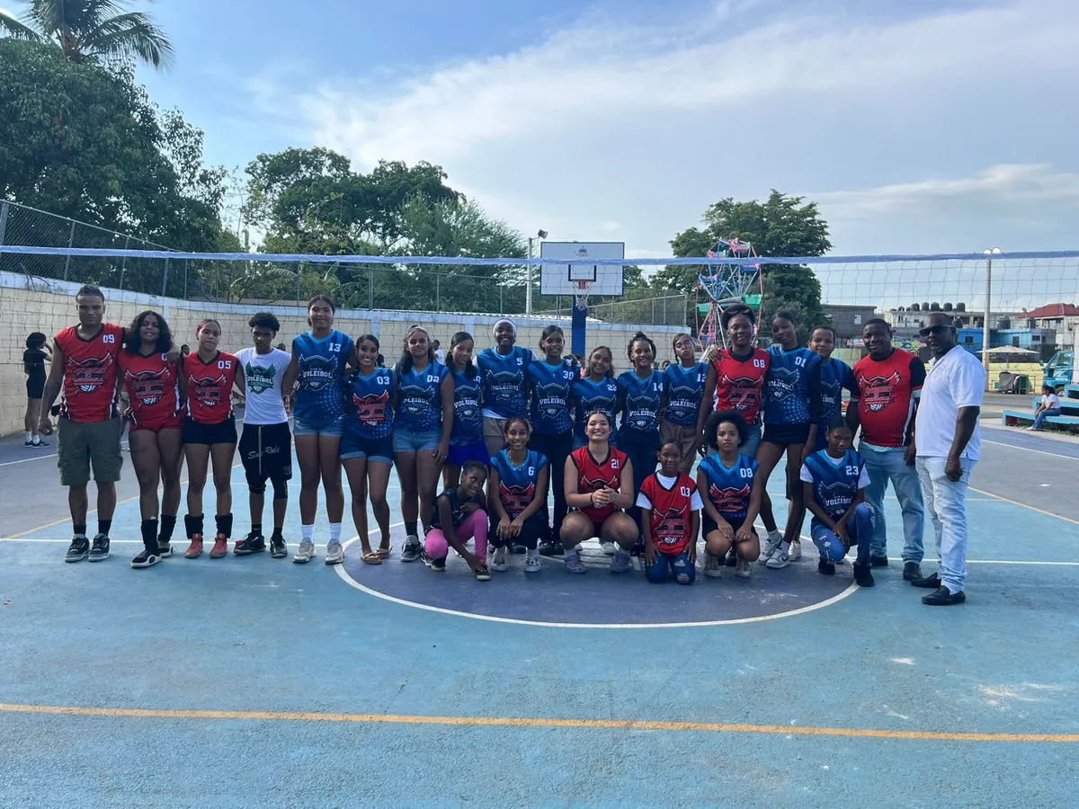 Ludwig Álvarez entrega utilería deportiva y uniformes a equipos de voleibol y baloncesto en Mendoza