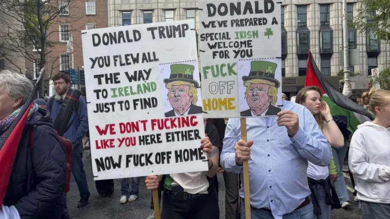 Más de 10.000 protestan contra Trump en Dublín