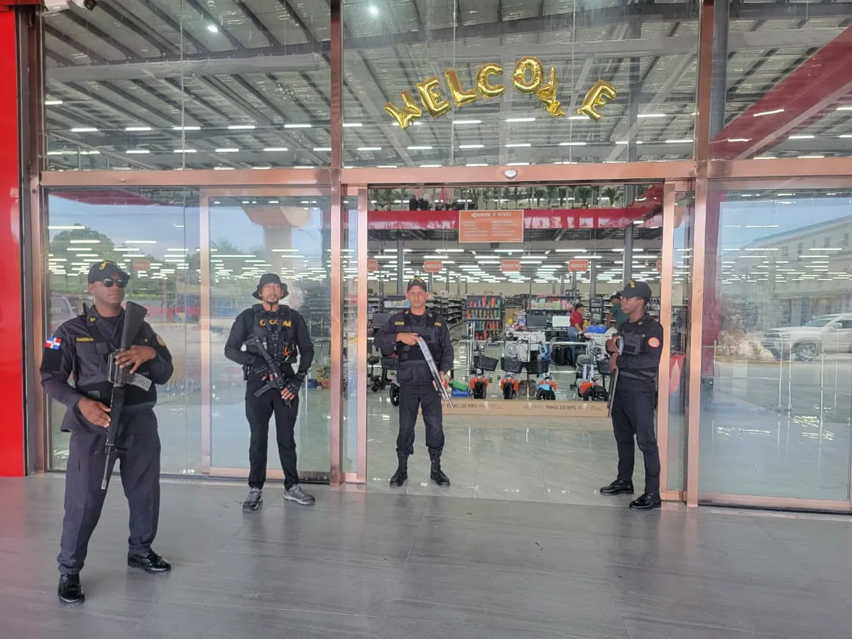 MICM y CECCOM continúan intervenciones en comercios chinos de Santiago