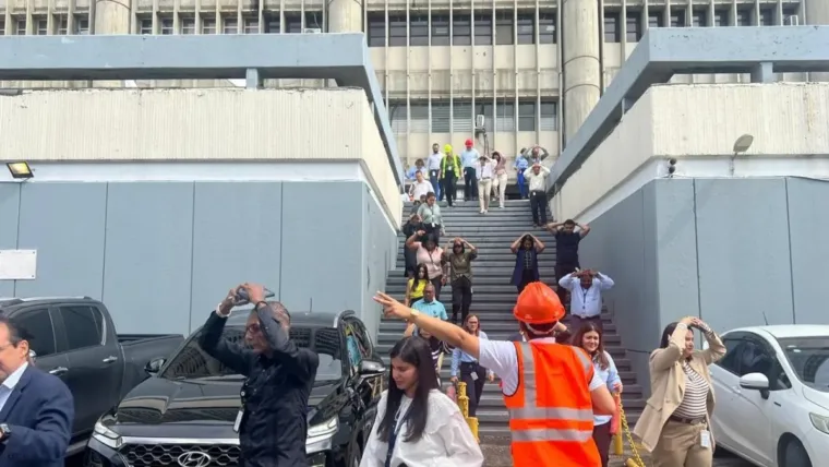 Miles de personas evacúan sin contratiempos el Huacal durante