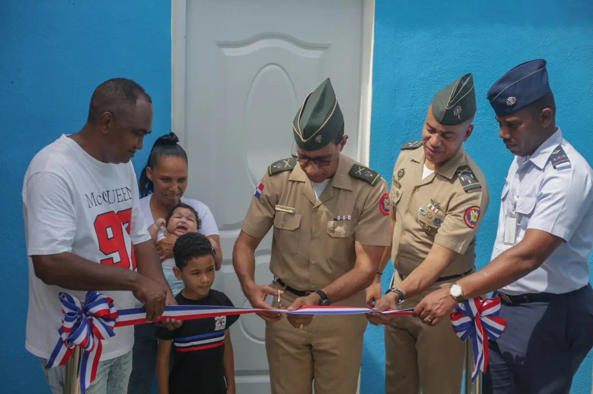 Ministro de Defensa dispone construcción y entrega de vivienda a militar retirado