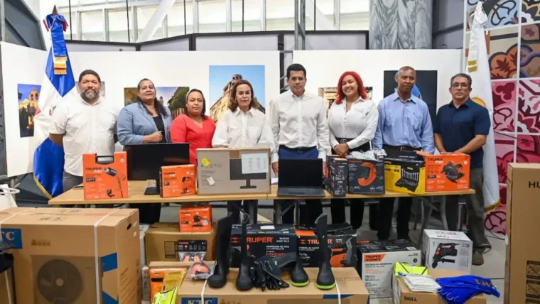 Ministro de Turismo David Collado entrega equipamiento a