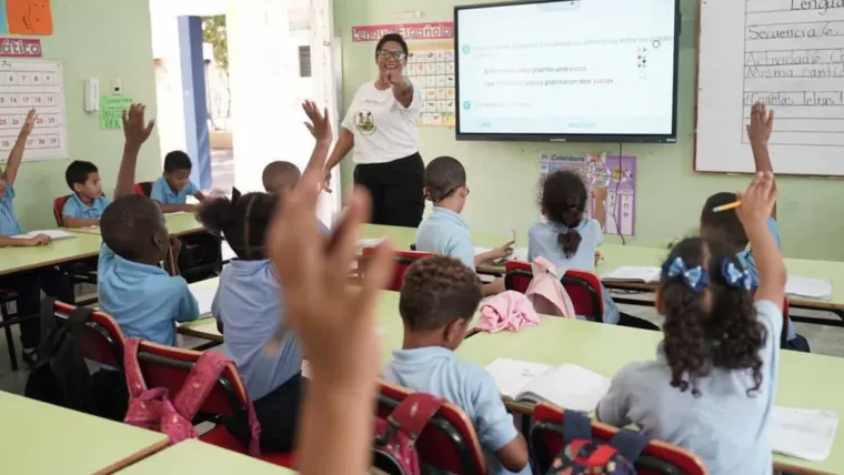 Moral y Cívica está a un paso más cerca de volver a las aulas