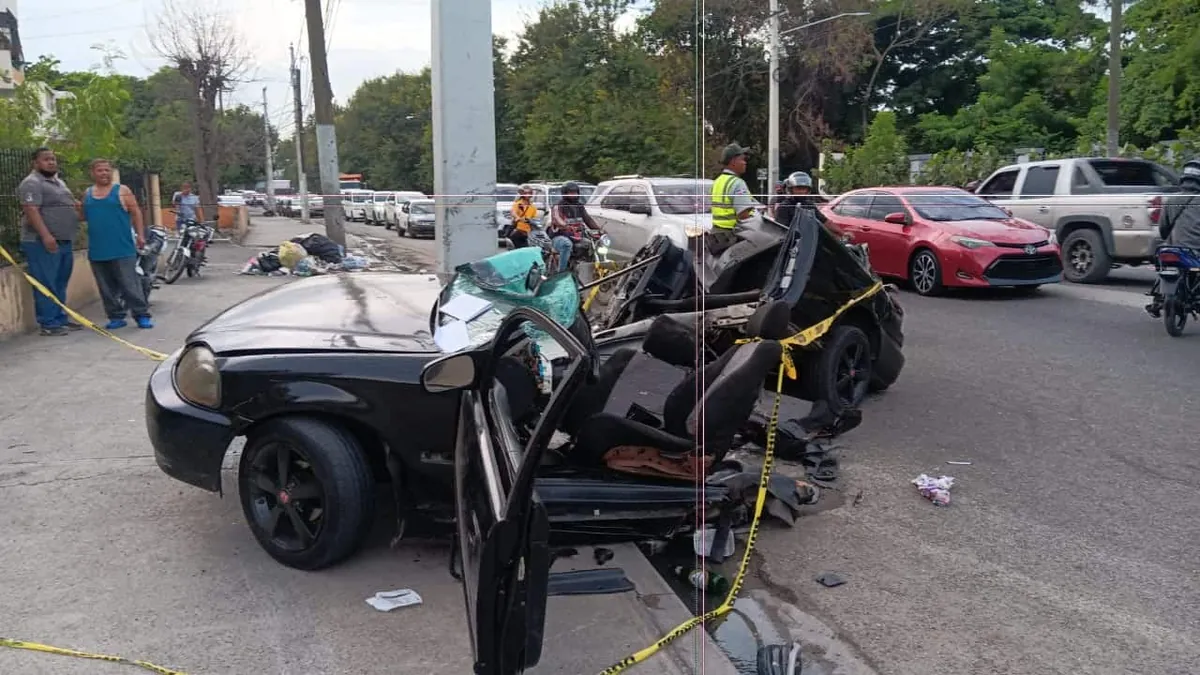Mujer muere y hombre resulta herido tras vehículo impactar poste eléctrico en Santiago