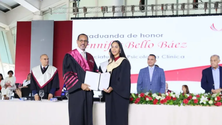 Mujeres representan el 74 % de 1,747 profesionales graduados