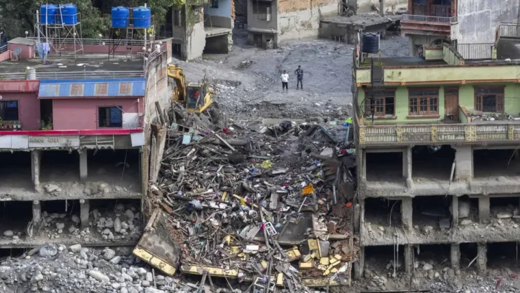 Nepal eleva a 1,355 los muertos y mantiene en casi 5,000 los